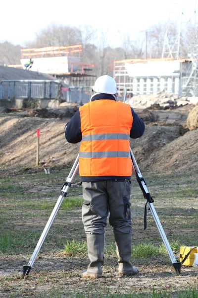 En landinspektör med hjälp av en altometer — Stockfoto