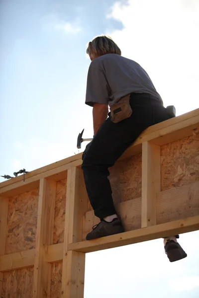 Woodworker on a construction site — Stock Photo, Image