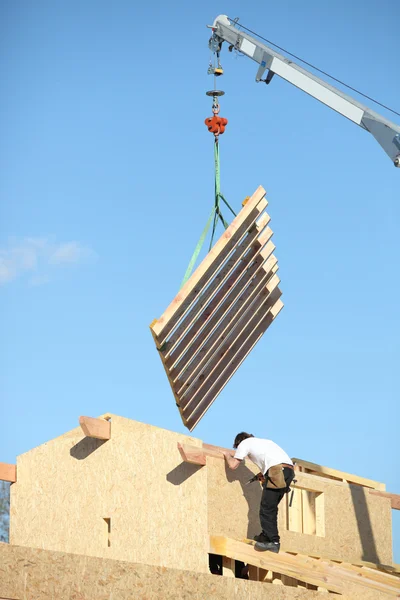 Grúa elevando pared de madera — Foto de Stock