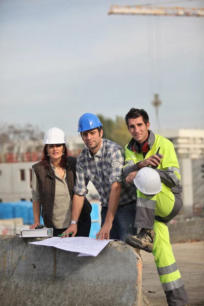 Three construction workers sharing their ideas Royalty Free Stock Photos
