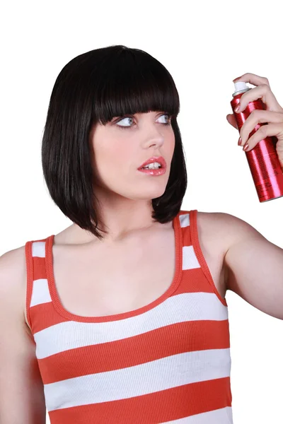 Verfijnde vrouw met hairspray — Stockfoto
