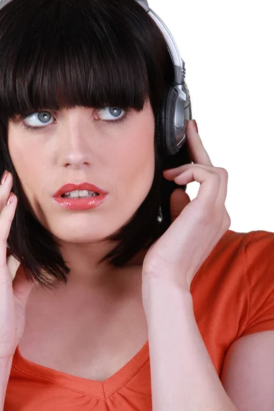 Aantrekkelijke vrouw luisteren naar muziek op hoofdtelefoon — Stockfoto
