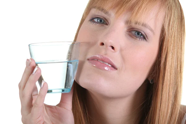 물을 마시고 있는 여자 — 스톡 사진
