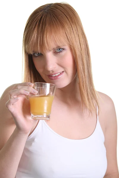 Giovane donna che beve succo d'arancia fresco — Foto Stock