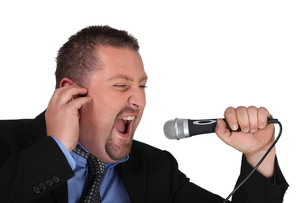 Hombre cantando con micrófono — Foto de Stock