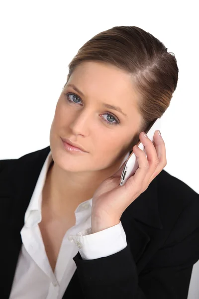 Ung affärskvinna lyssnar på hennes mobiltelefon — Stockfoto