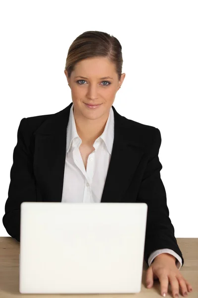Elegant affärskvinna arbetar på sin laptop — Stockfoto