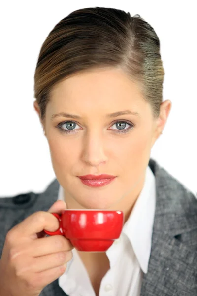 Donna con tazza di caffè rosso — Foto Stock