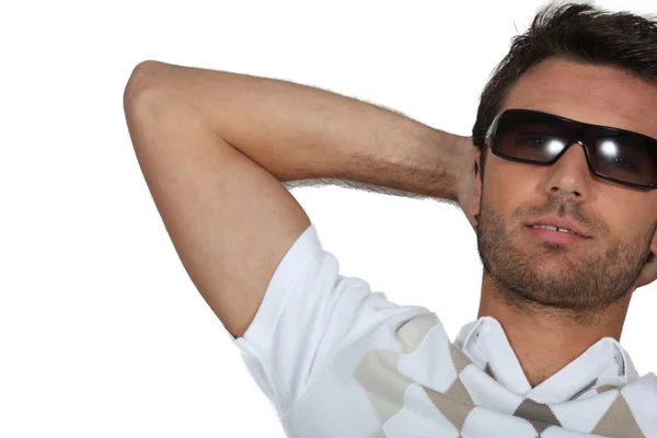 Studio shot van een man dragen van een zonnebril — Stockfoto