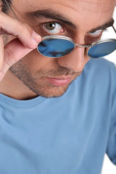 Mann blickt über seine Sonnenbrille — Stockfoto