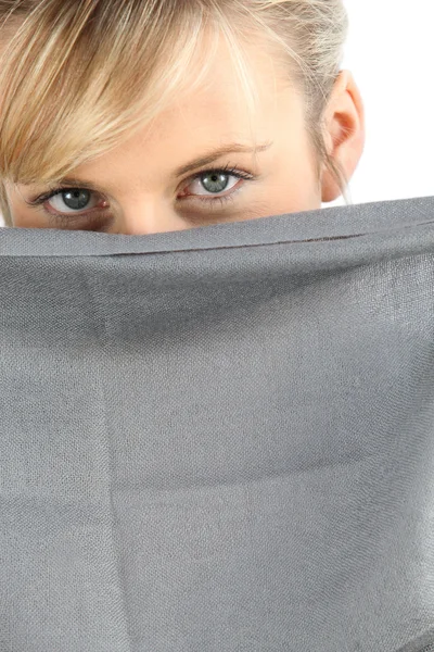 Vrouw haar gezicht verbergen — Stockfoto