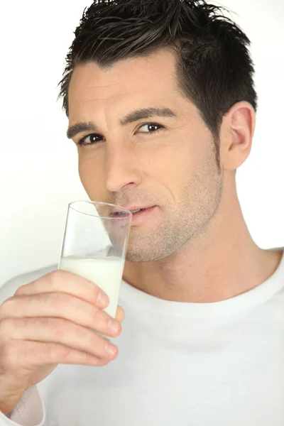 Mann trinkt ein Milchglas — Stockfoto