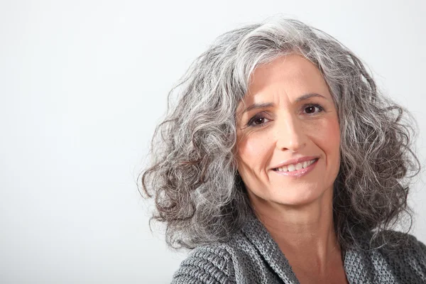 Mujer de pelo gris sobre fondo blanco — Foto de Stock
