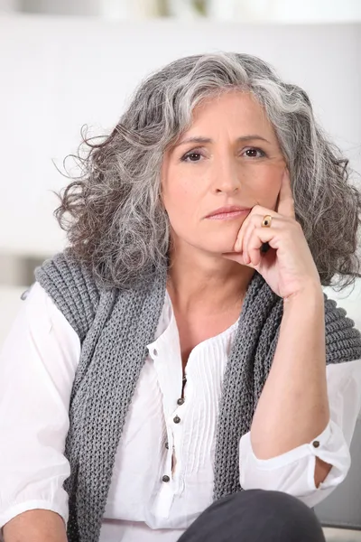 Seniorin mit langen grauen Haaren — Stockfoto
