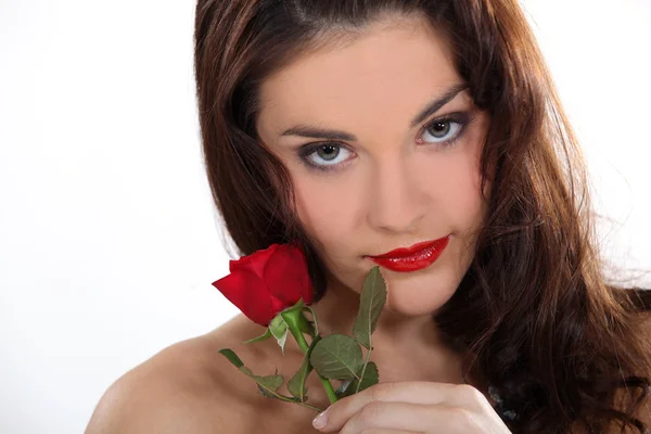 Σέξι γυναίκα που κρατά ένα τριαντάφυλλο — Φωτογραφία Αρχείου