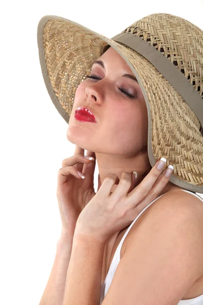 Жінка в солом'яному капелюсі — стокове фото
