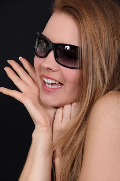 Modelo loiro usando óculos de sol — Fotografia de Stock