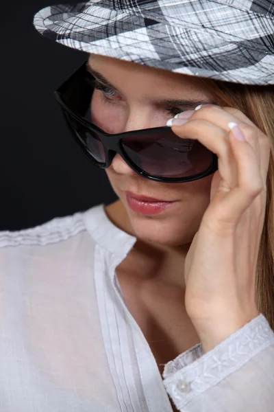Mulher usando chapéu e óculos de sol — Fotografia de Stock