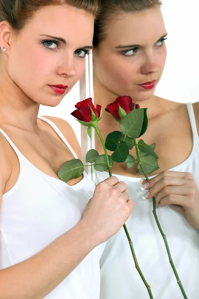 Жінка тримає троянду — стокове фото