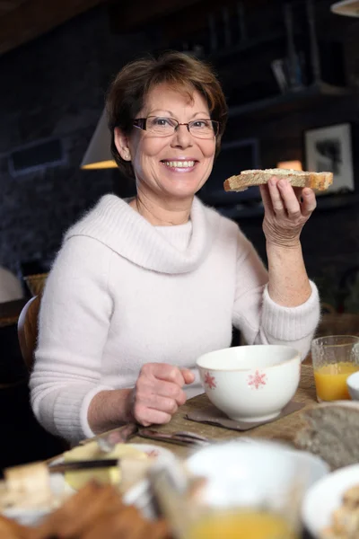 Bir dilim ekmek yiyen kadın — Stok fotoğraf