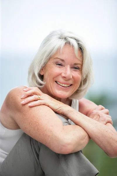 Senior woman sat in the garden — Stock Photo, Image