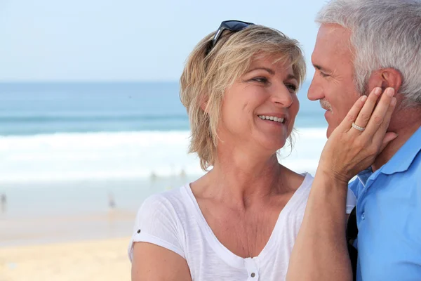 Coppia in spiaggia — Foto Stock