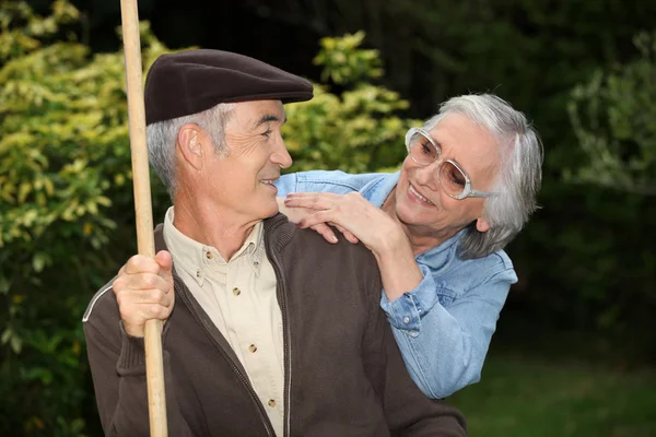 Äldre par i trädgården — Stockfoto