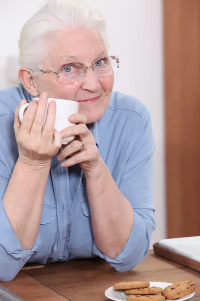 奶奶喝咖啡 — 图库照片