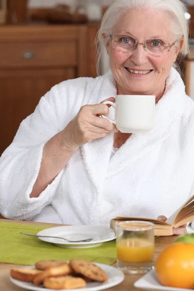 Starší žena u snídaně — Stock fotografie
