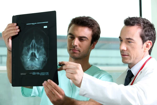 Médecins qui regardent les rayons X — Photo