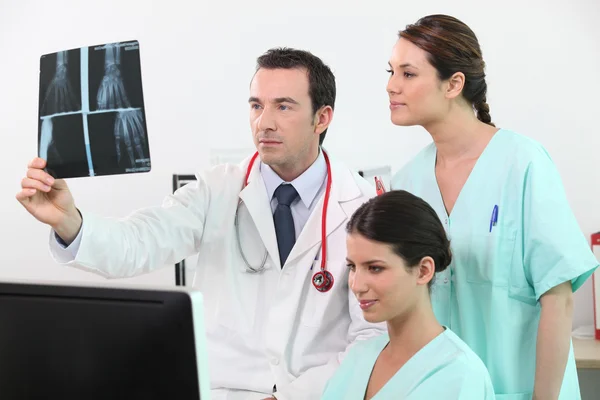 Doctors examining x-ray equipment — Stock Photo, Image