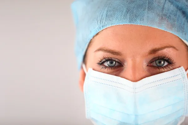 Женщина в хирургической маске — стоковое фото
