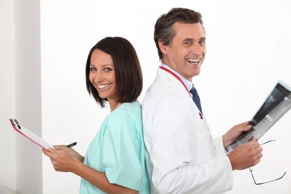 Lékař a sestra s smíchem — Stock fotografie