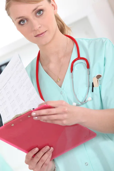 Enfermeira segurando clip-board — Fotografia de Stock