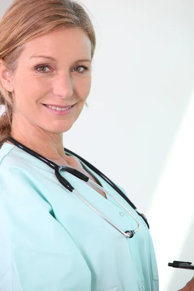 Портрет улыбающейся медсестры — стоковое фото