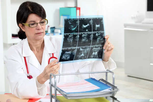 Vrouwelijke arts kijken naar een xray — Stockfoto