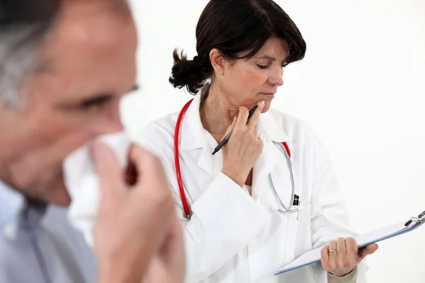 Doctor consulting with a patient — Stock Photo, Image