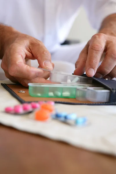Starý člověk připravuje léky na týden dopředu — Stock fotografie