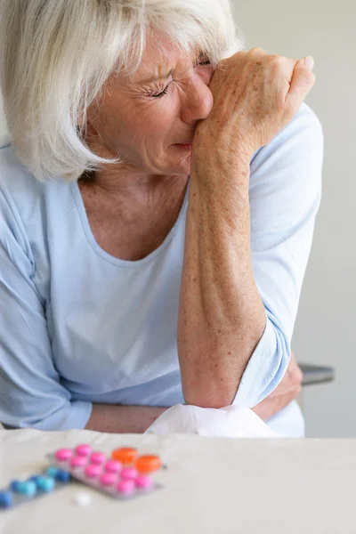 Mujer mayor a punto de tomar drogas —  Fotos de Stock
