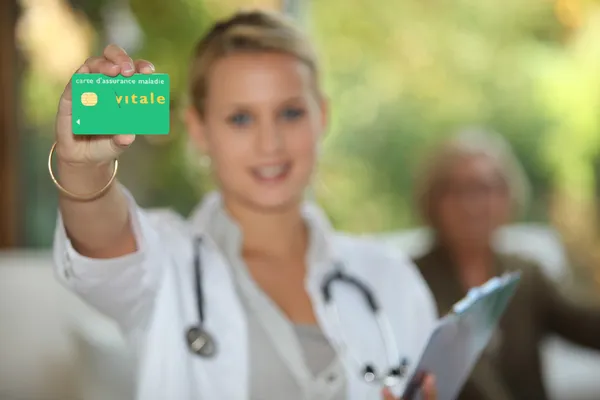 Youn doctor showing card — Stock Photo, Image