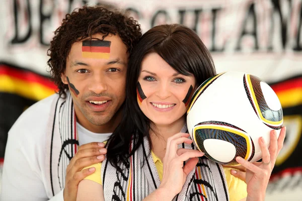 Pareja apoyando al equipo de fútbol alemán — Foto de Stock
