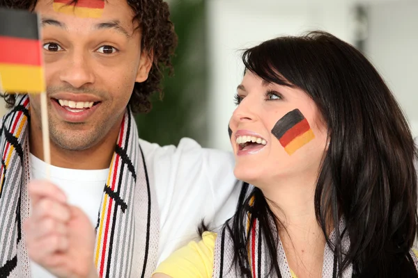 Ζευγάρι που υποστηρίζει η γερμανική ποδοσφαιρική ομάδα — Φωτογραφία Αρχείου