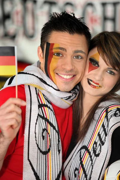 Los aficionados alemanes al fútbol viendo el partido en la televisión — Foto de Stock