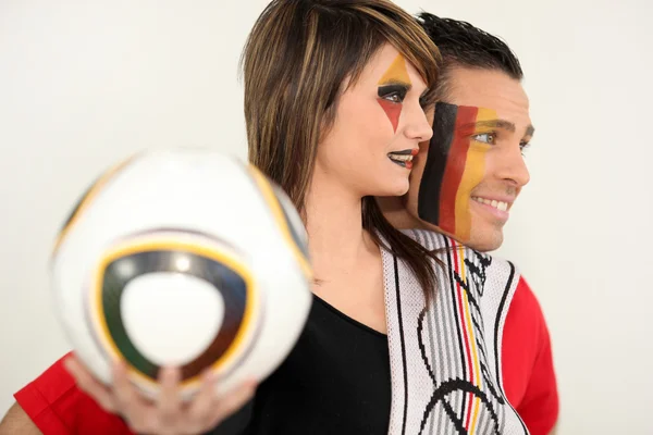 Jovem casal apoiando futebol alemão — Fotografia de Stock