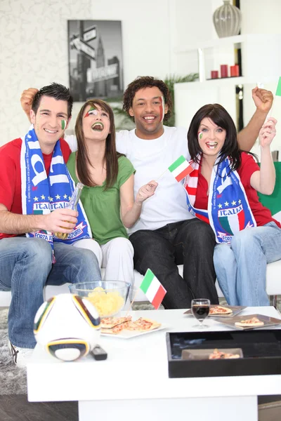 Italské fotbalové fanoušky slaví — Stock fotografie