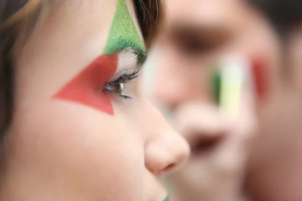 Vacker italiensk brunett stödja herrlandslag i fotboll — Stockfoto