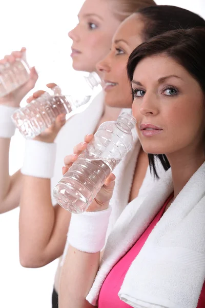 Обучение женщин и питьевая вода — стоковое фото