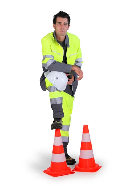 Verkeer werknemer stond met kegels — Stockfoto