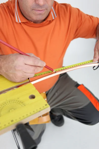 Worker using a tape measure — Stock Photo, Image