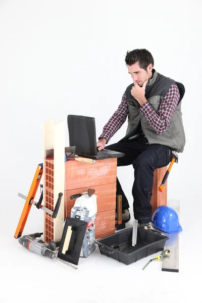 Bricklayer with a laptop — Stock Photo, Image